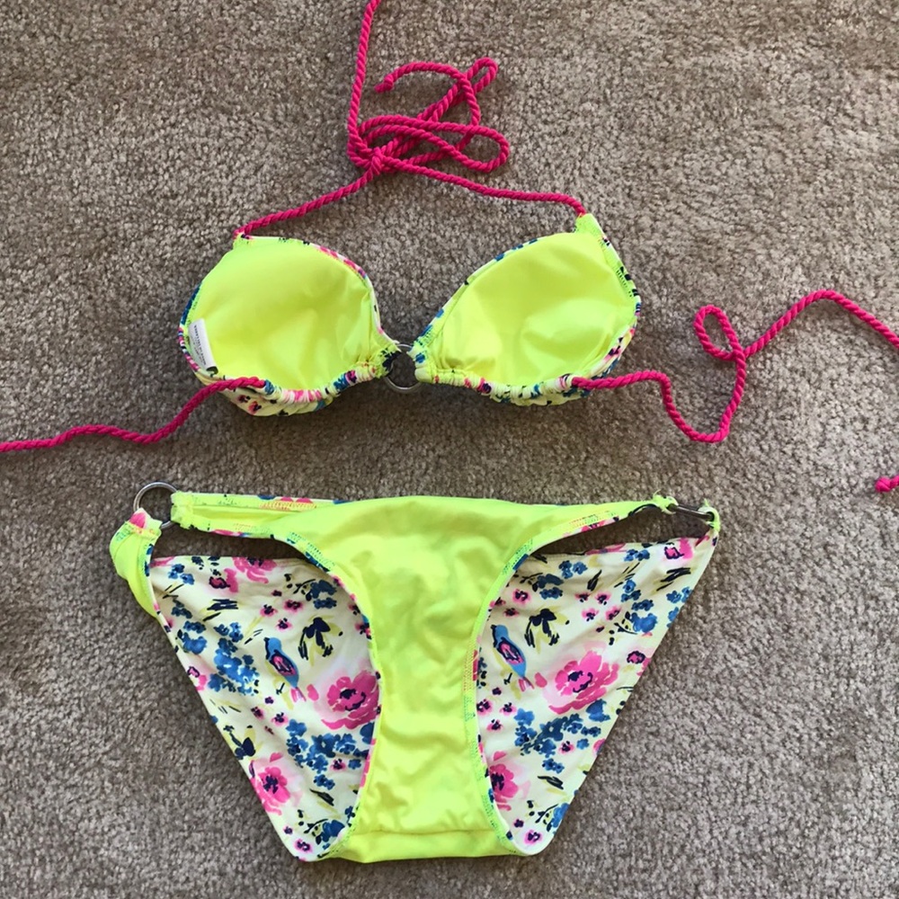 Bikini - Picture 2 of 2